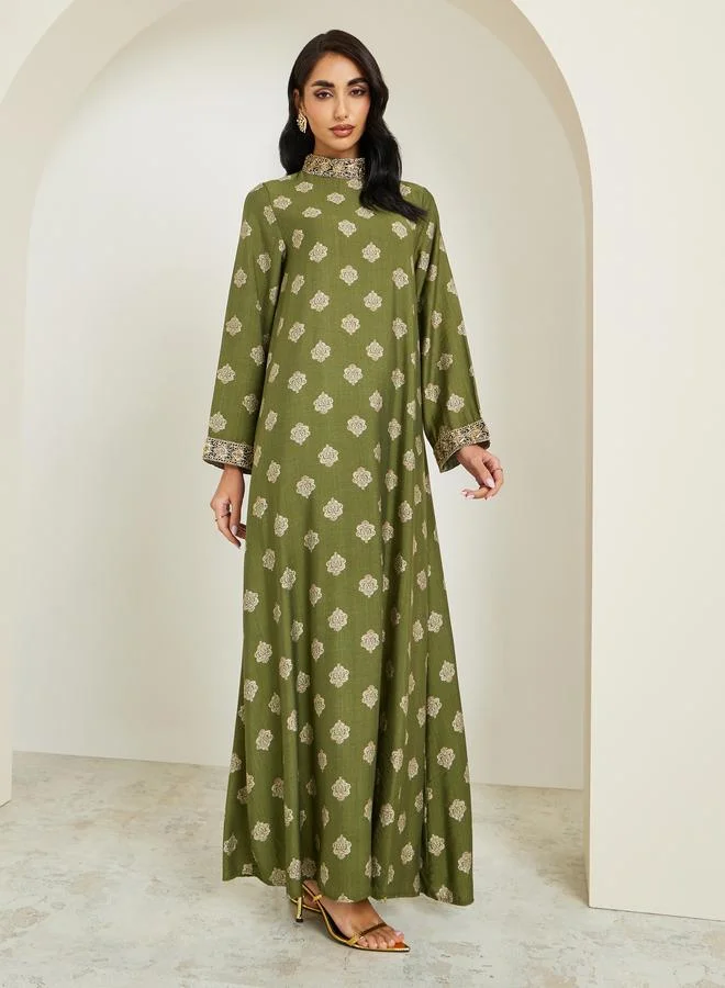 أميرة جلابية مطبوعة بياقة قائمة وتفاصيل دانتيل